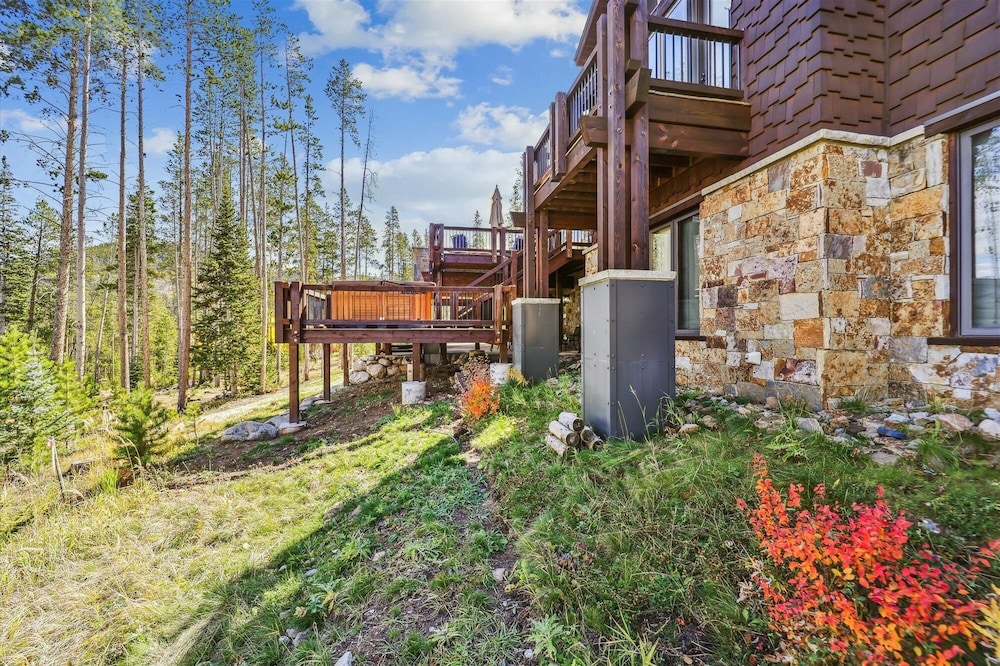 Highlands Hideaway 5 Bedroom Home by RedAwning
