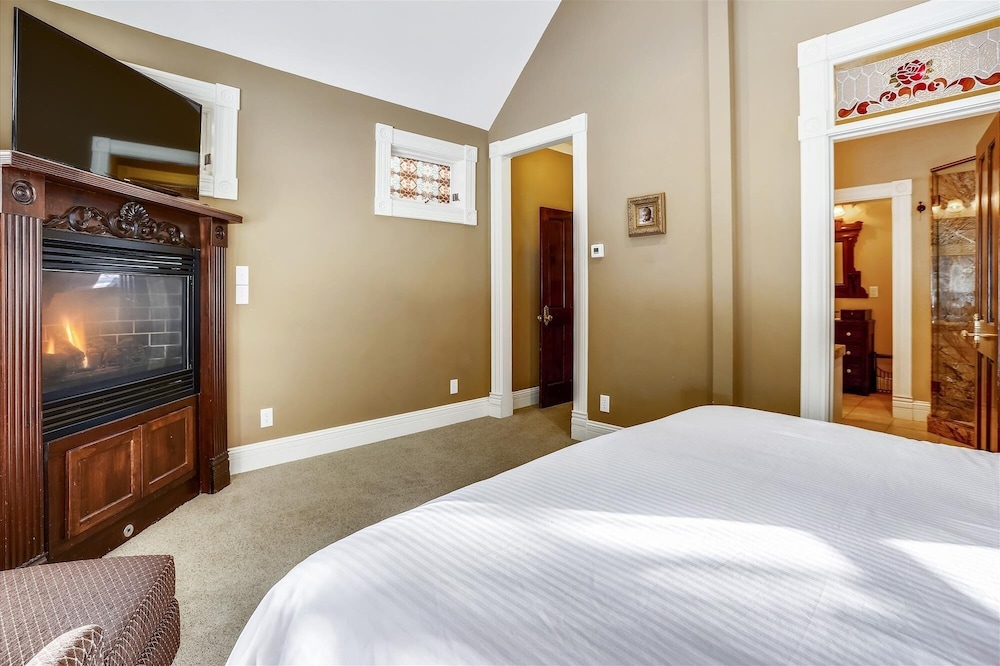 Ridge Street Lookout 4 Bedroom Home by RedAwning