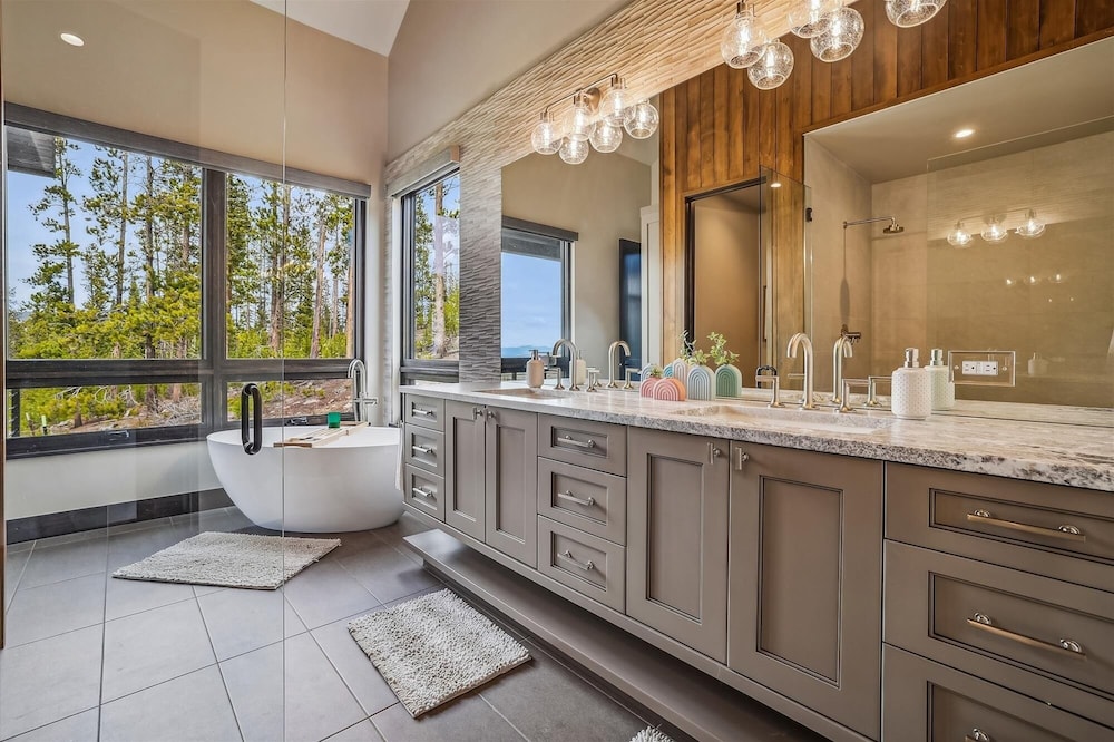 The Crowne Summit 6 Bedroom Home