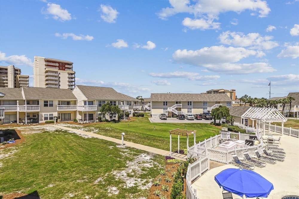SPC 9232 is a Beautiful recently upgraded 2 BR with Free Beach Service by RedAwning