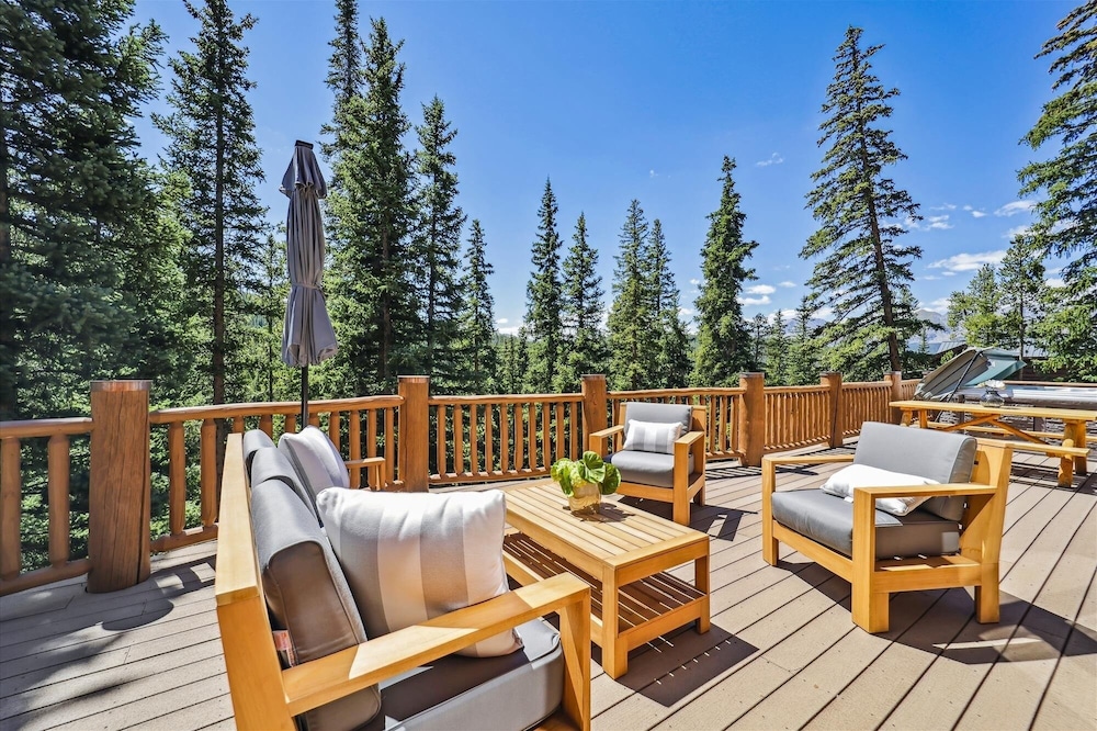 Goldenview Lodge 5 Bedroom Home by RedAwning