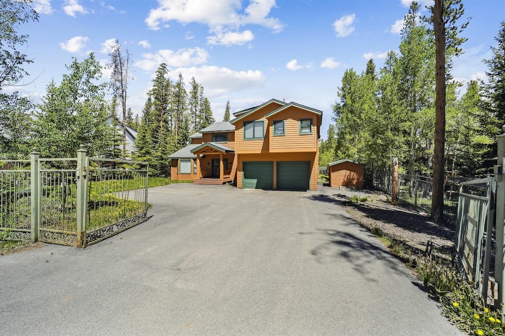 On The Rocks 4 Bedroom Home by RedAwning