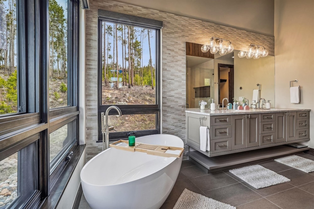 The Crowne Summit 6 Bedroom Home