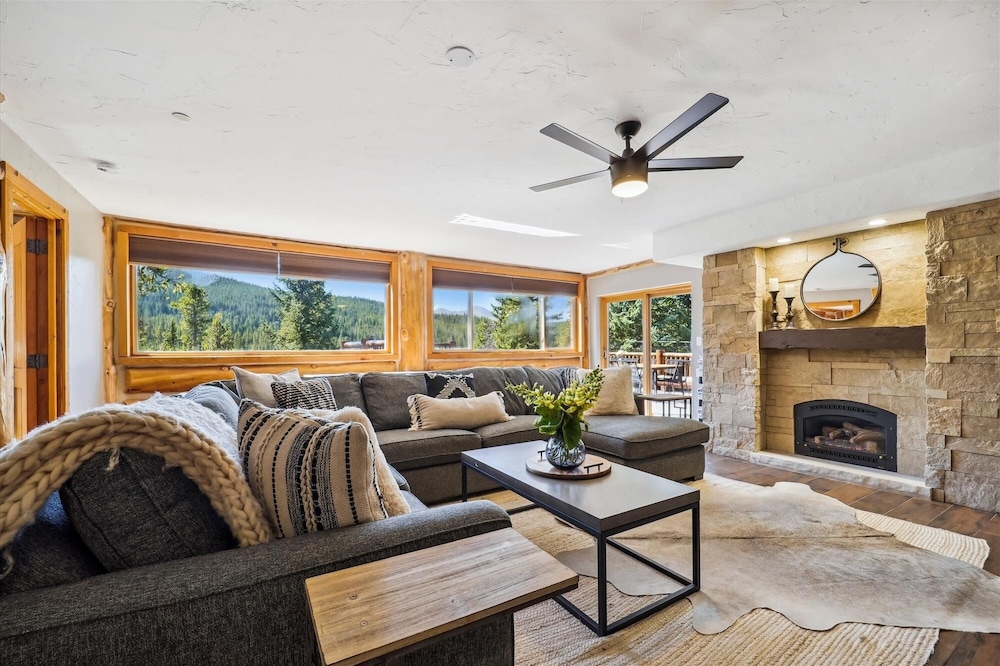 Modern Log Cabin 5 Bedroom Home by RedAwning