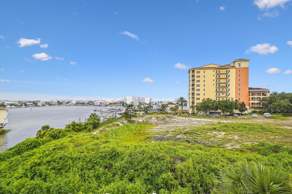 SPC 2021 is a Harbor front 1 BR by RedAwning view 4