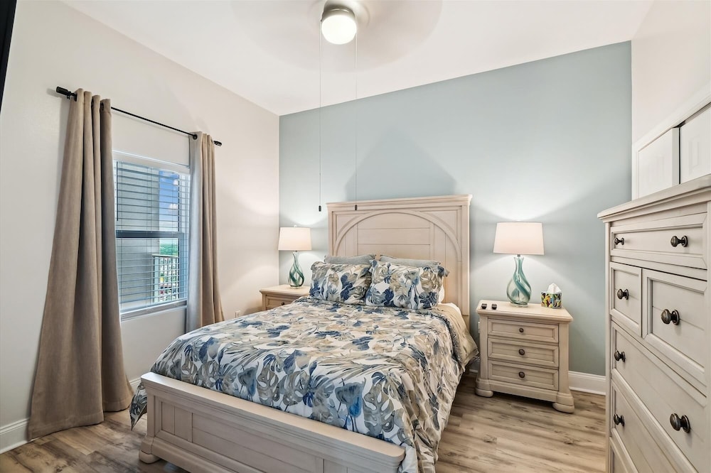 Laketown Wharf 2123 3 Bedroom Condo