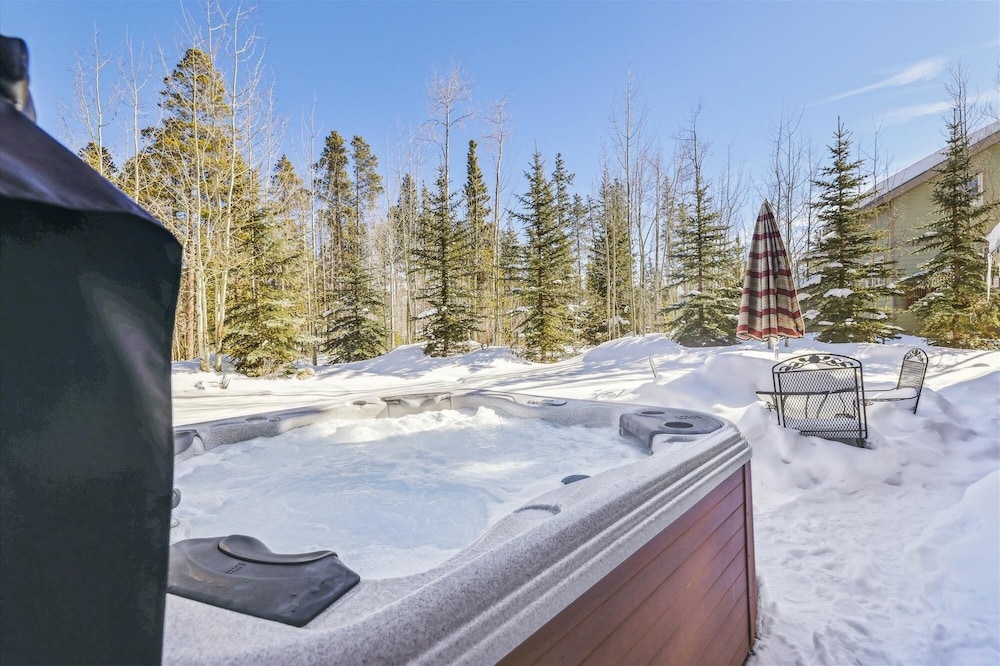 Lone Hand Lodge 4 Bedroom Home by RedAwning