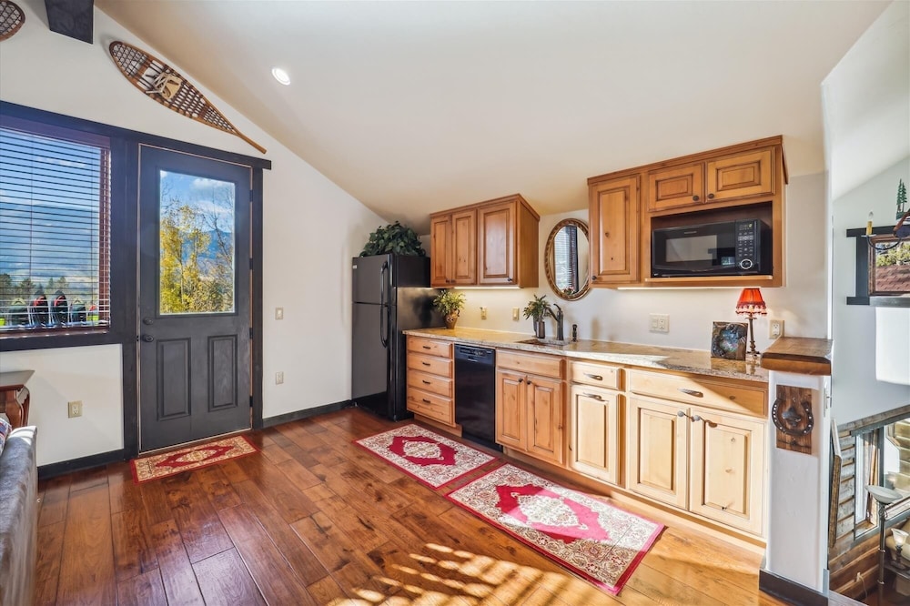 Silver Circle Lodge 4 Bedroom Home by RedAwning