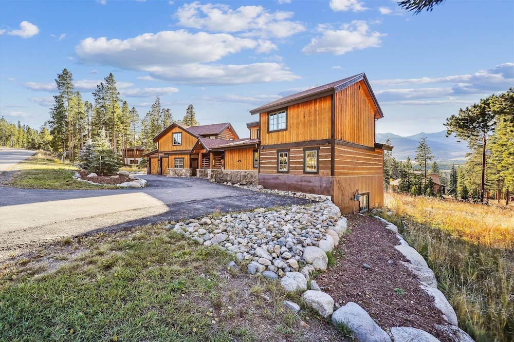 Silver Circle Lodge 4 Bedroom Home by RedAwning