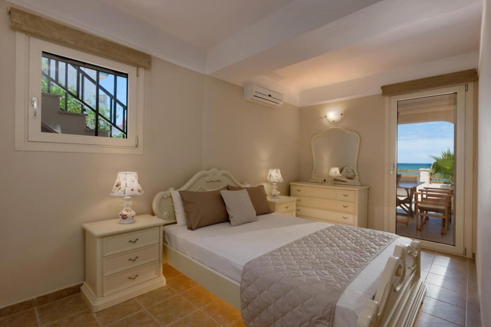 Villa Elizabeth - Seafront Modern Villa - Villa Elizabeth - Seafront Classic Villa view 2