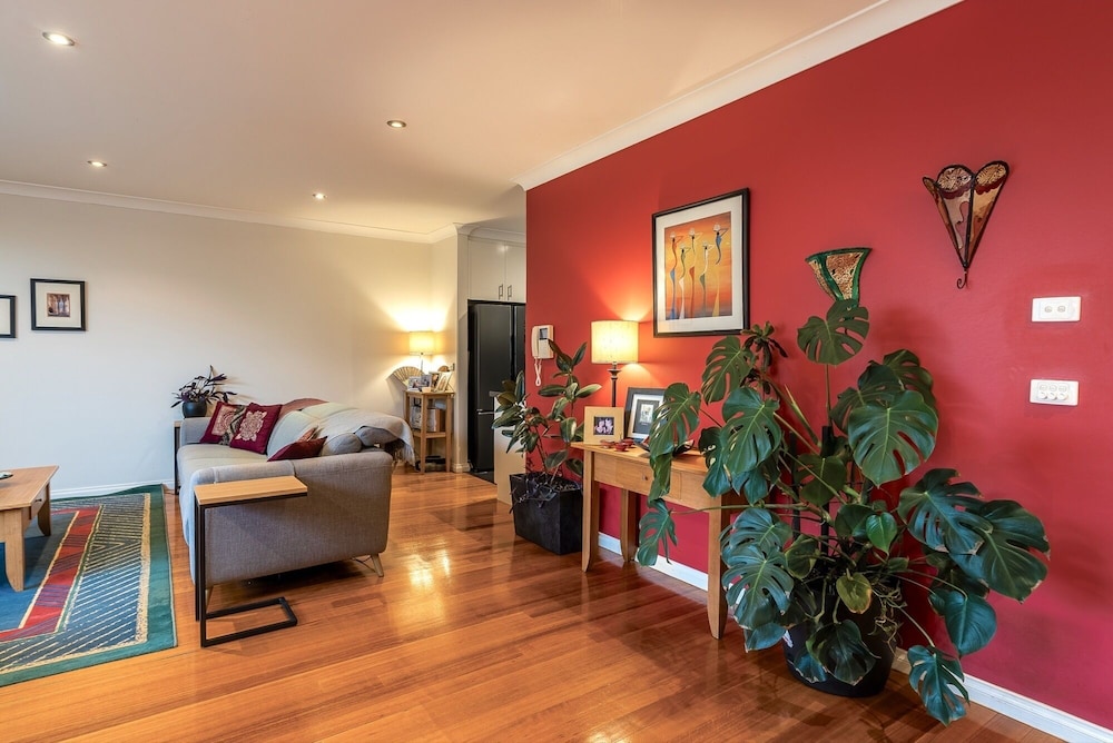 StayCentral - Tranquil Townhouse