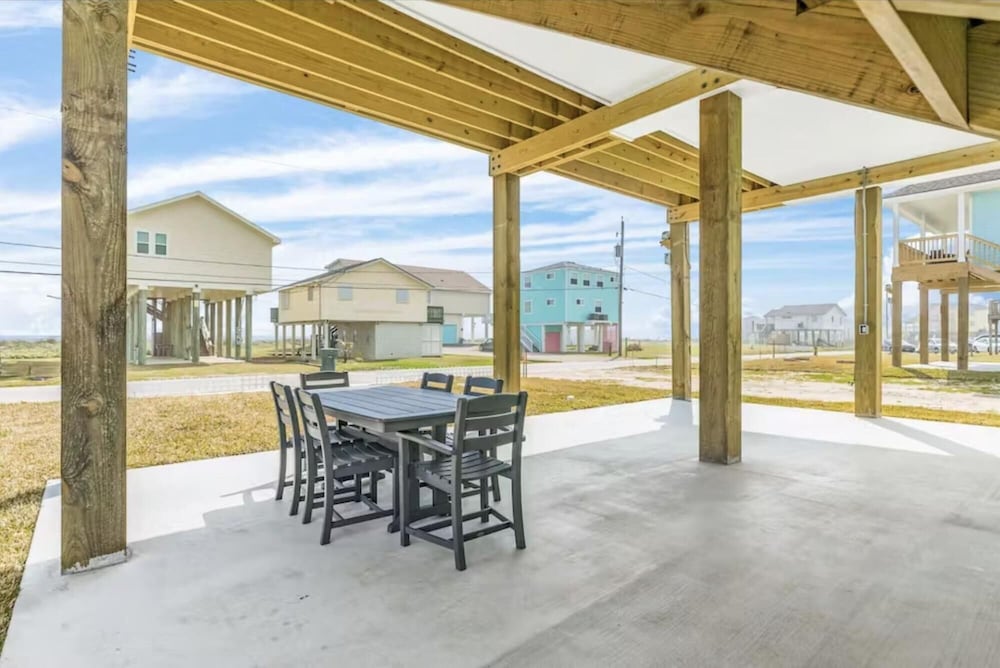 Surfside Oasis in Hitchcock view 5