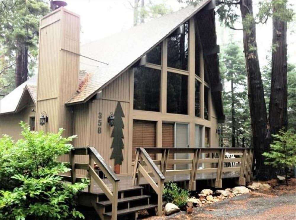 Woodsy 'a' Frame 3 Bedroom Cabin by RedAwning