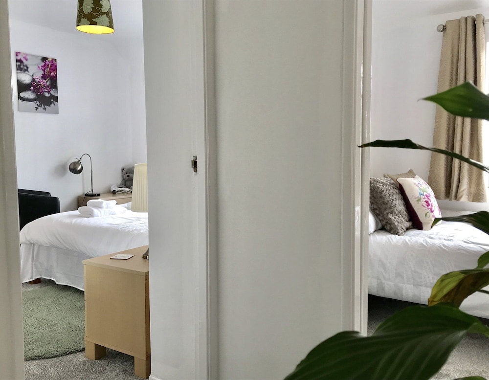 The Woodfarm Lodge - 3 Bedroom House With Parking - Oxford view 2