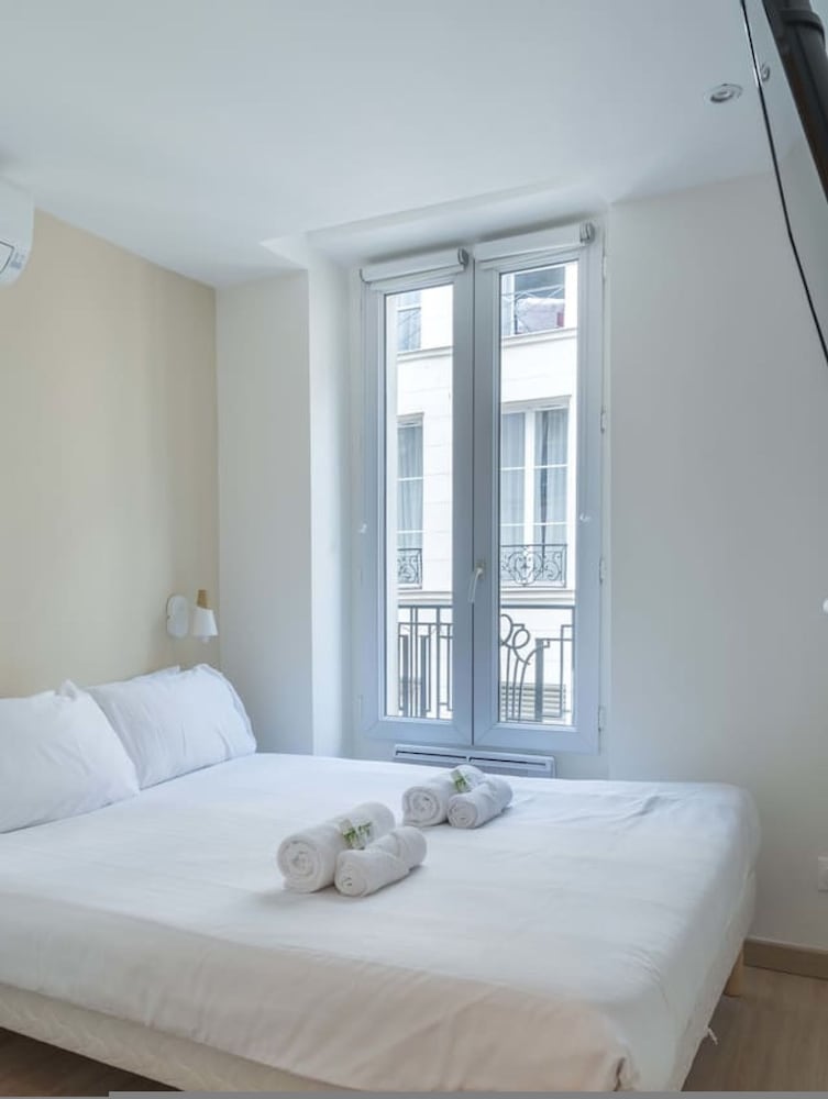 Lavie Maison Parisian Aircon Gem