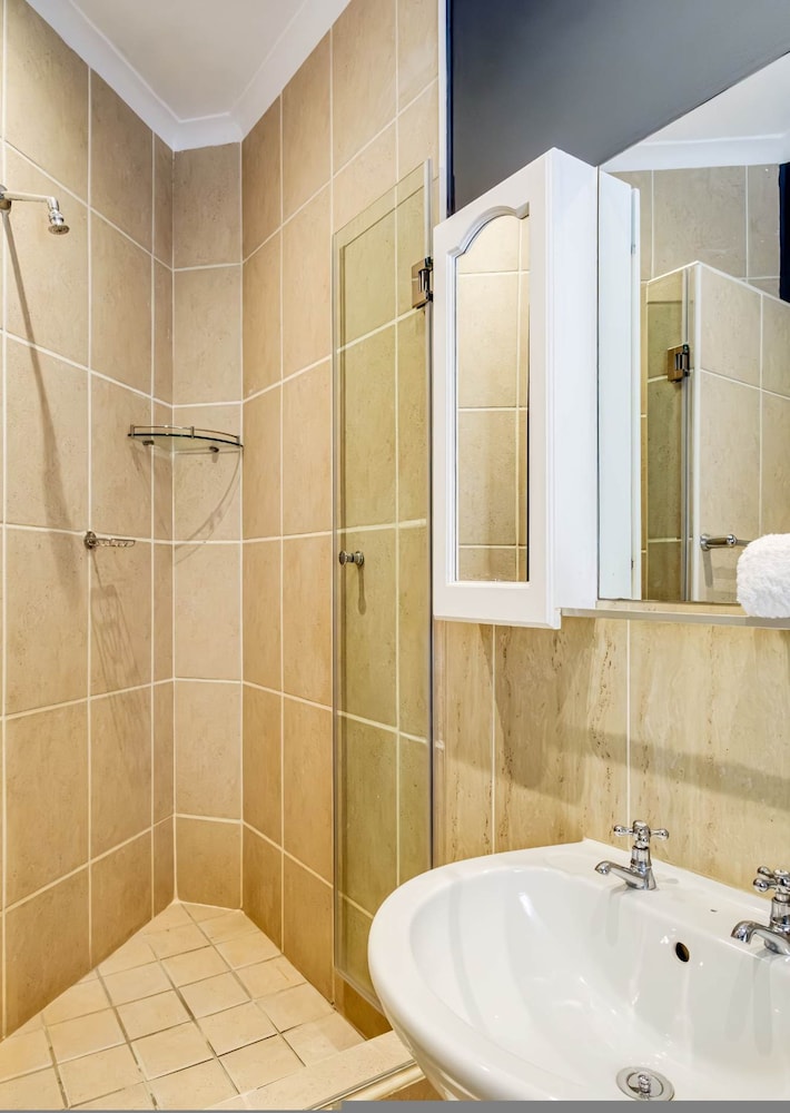 Camps Bay 4BR w Pool and Sea Views Atlantic Gem