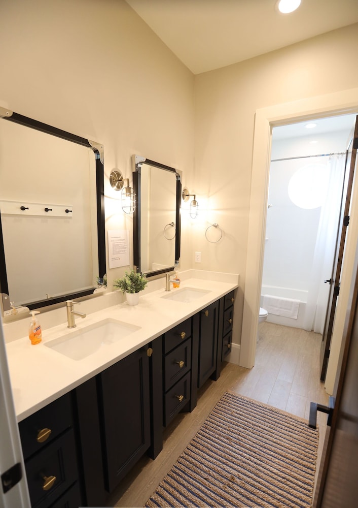 Glenn Haven Luxury Large Group Getaway Sleeps 60