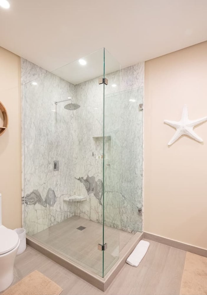 Beachy Condo - 2BR 2B
