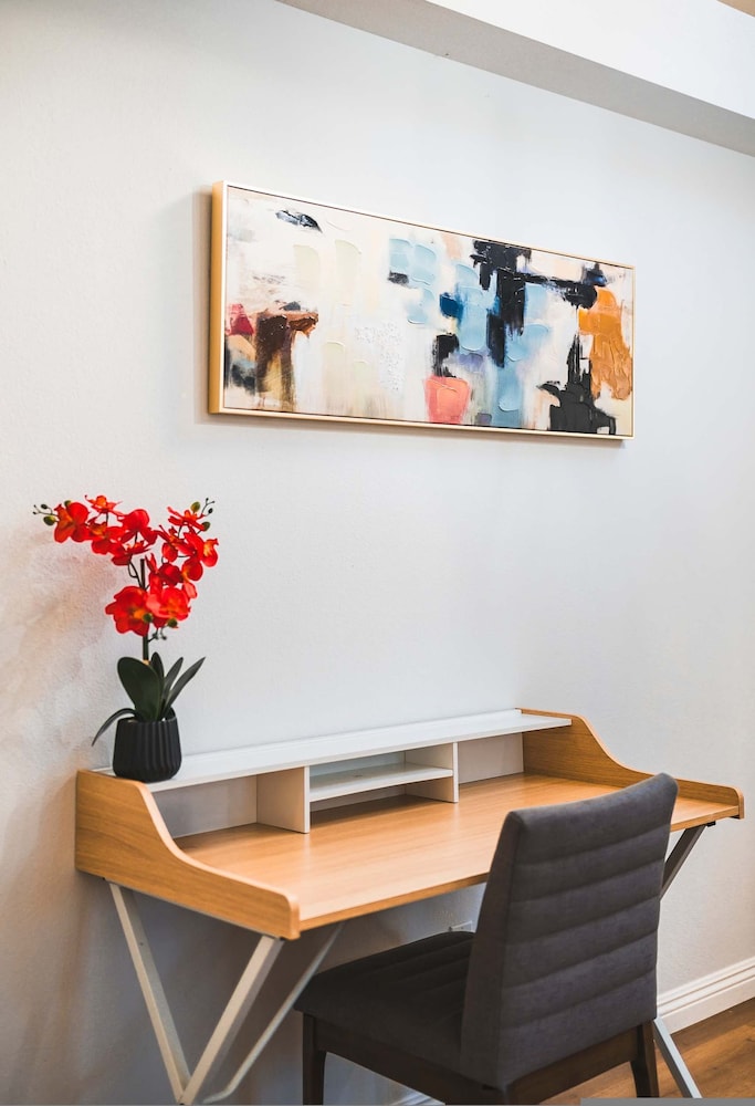 Spacious Retreat Near Iconic LA Sights