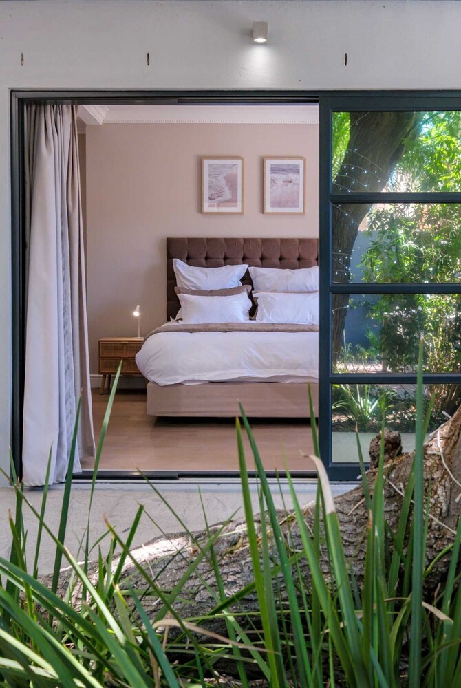 Camps Bay 4bed Villa w Pool Luxe on Central