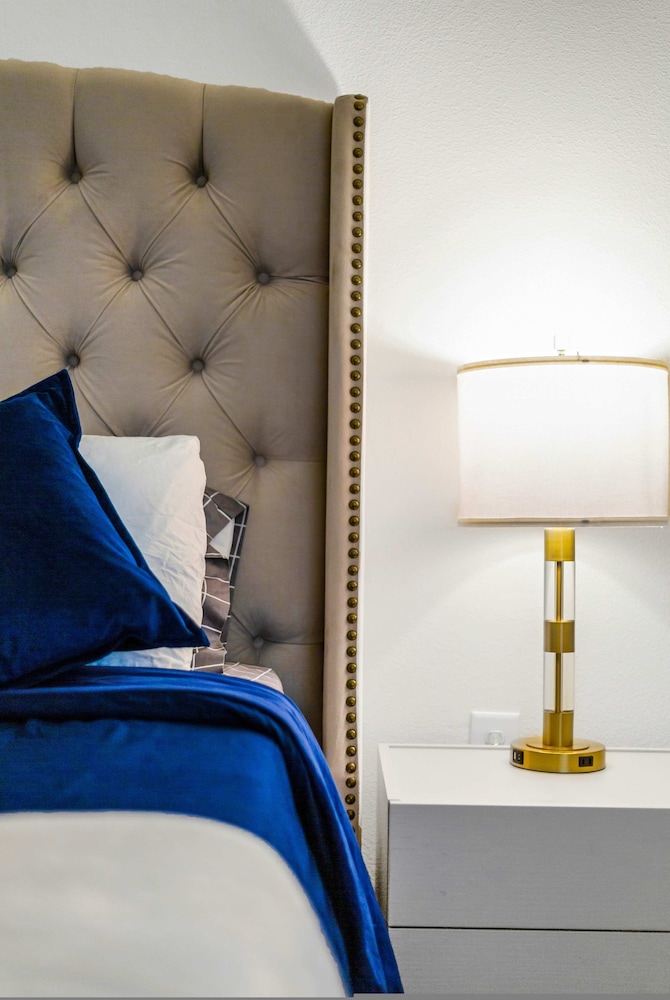 Luxury 3BR Hollywood Sign View by Oneluxstay