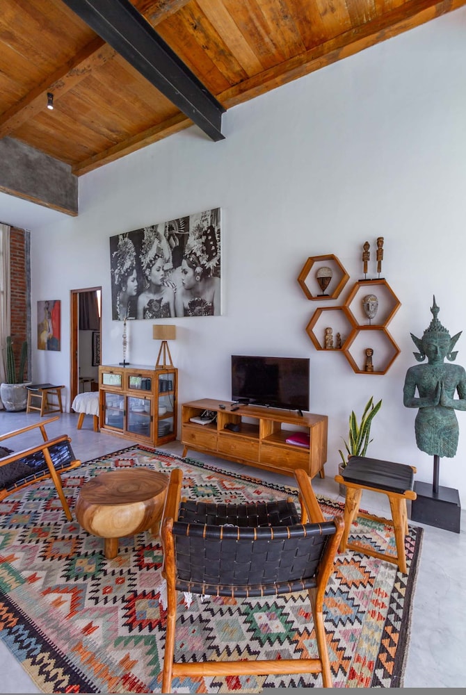 Villa Maje by Alfred in Bali - Tropical 3BD Villa w Pool Near Batu Belig Beach