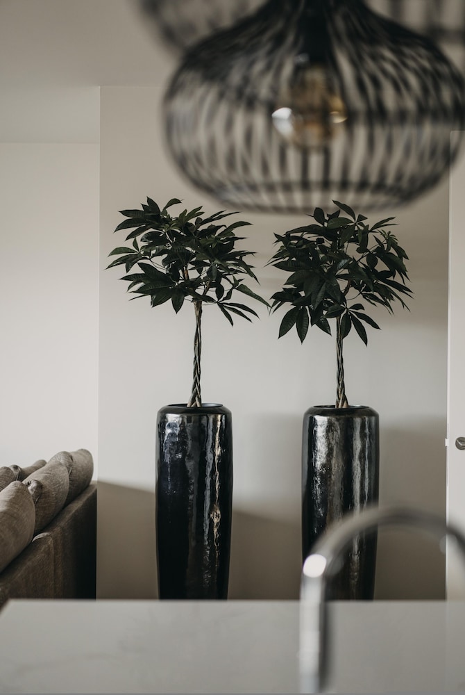Huswell - The Tide - Stylish Sea View Apartment for 4 - Prime Location With Private Parking