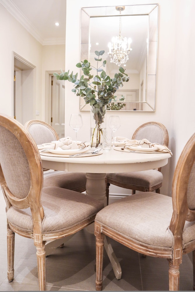 Beautiful Kensington Garden Apartment