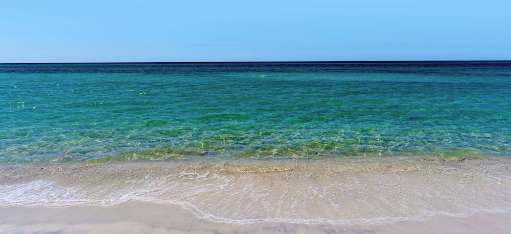 2BR Gulf Front Condo w/ Pool, Gym, Hot Tub + Free Attraction Tickets!