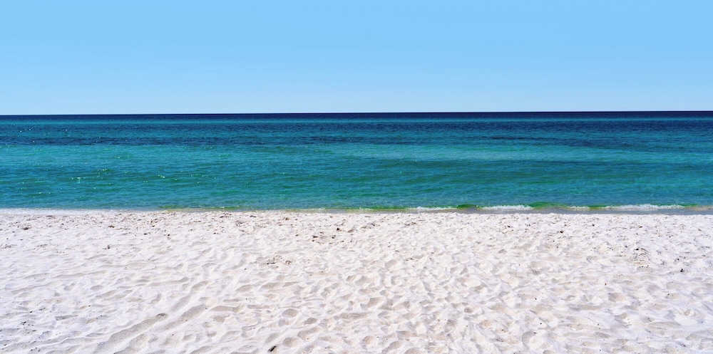 2BR Gulf Front Condo w/ Pool, Gym, Hot Tub + Free Attraction Tickets!