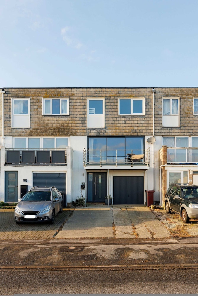 Beautifully Refurbished 4-bed Beachside Retreat