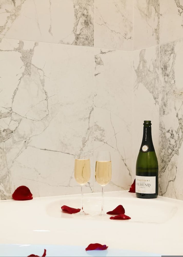 Lavie Maison Marais AC Hot Tub