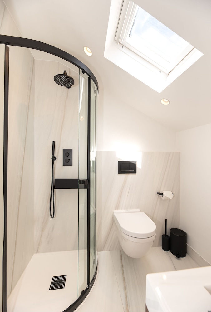 Elegant and Bright 3-bed Flat Near Sloane Square