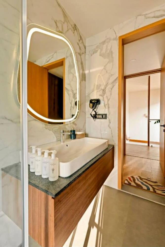 Luxe 3bhk Villa Kosha Pvt Pool - 2km to Beach
