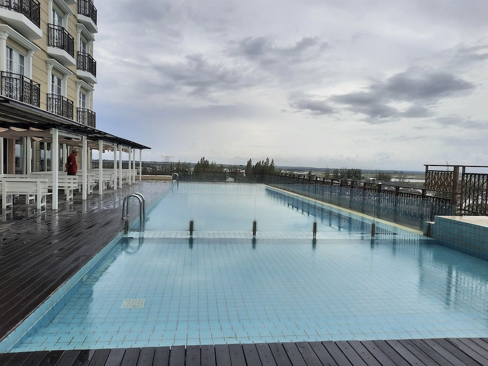 Champs Elysees Homestay by Landmark