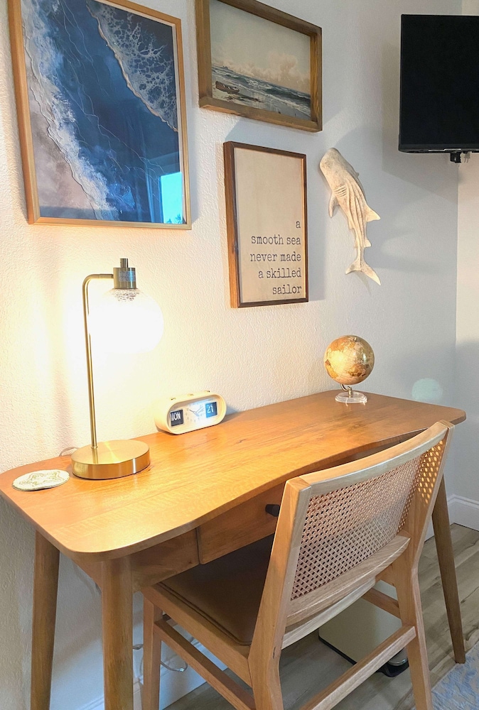 Castaway Cottage Near IMG and Beaches
