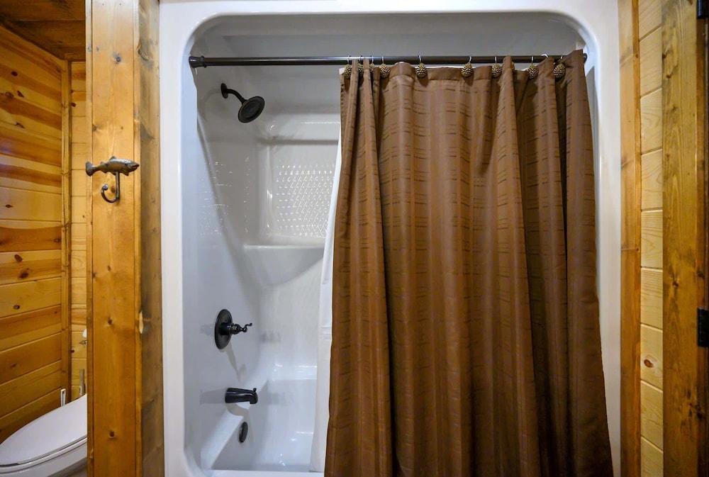 Whitetail Retreat Cabin for 13!