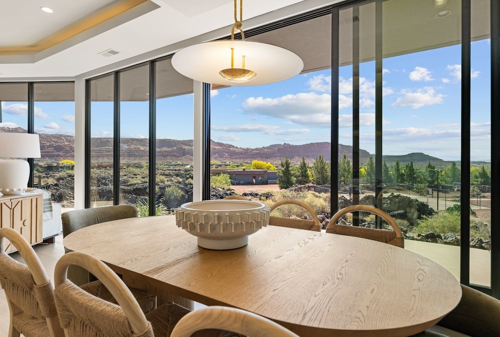Black Desert Retreat 4 Bedroom Home