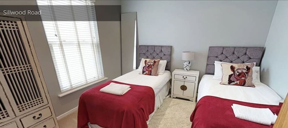 A Large, Beautifully Styled Home in Brighton Sleeps12 view 2