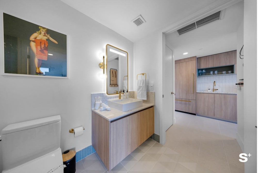Downtown Haven Sleek 1-BR with Vistas