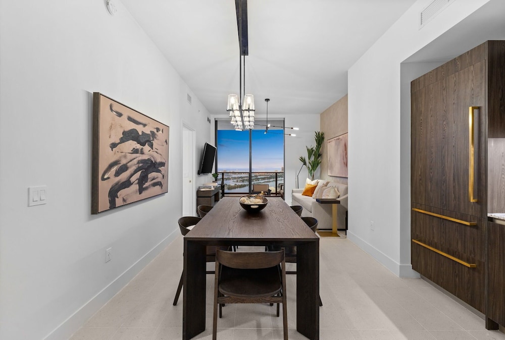 Lux Studio W City Views and Pool
