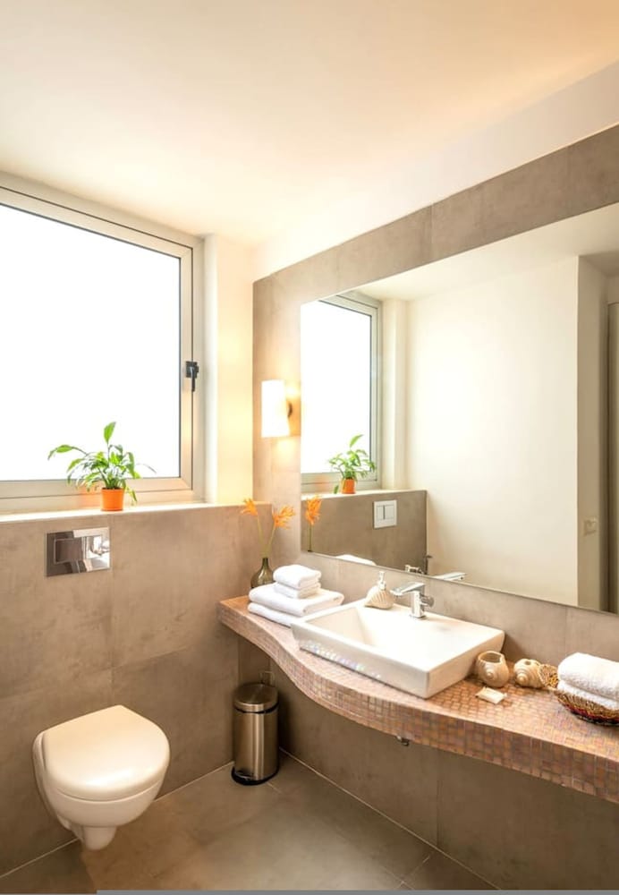 Modern Tropical 2bhk Near Beach Pool Garden