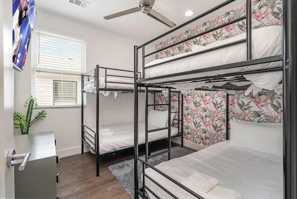 Jade - Private Patio and Balcony - Near Germantown