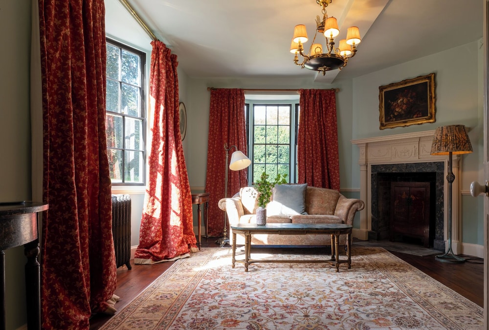 Stunning 4BD Home in Worcestershire