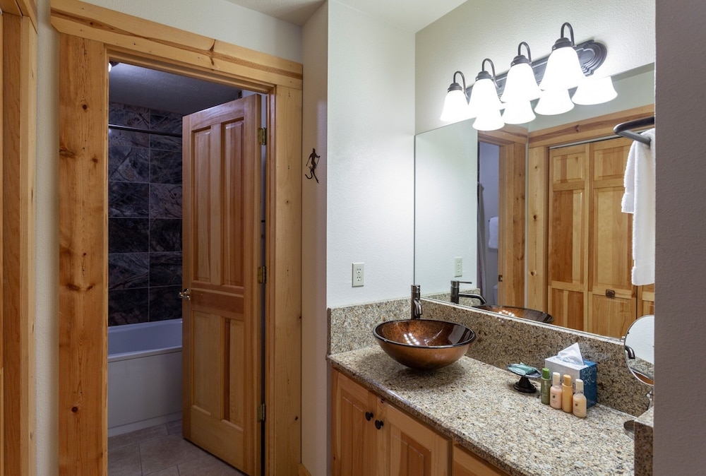 Comstock Lodge - Two Bedroom Condo with Hot Tub #306 2 Condo