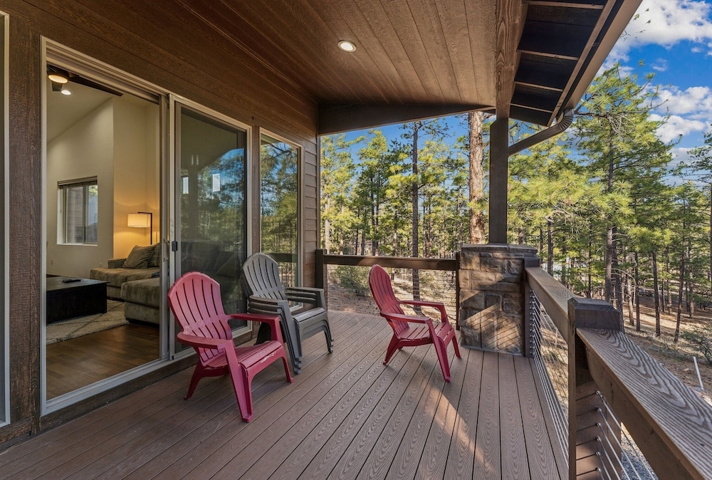 Scenic Golf Retreat With Modern Comforts & Fireplace 4 Bedroom Townhouse