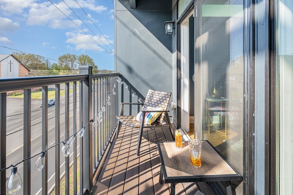 Gallatin Retreat-private Balcony-in East Nashville