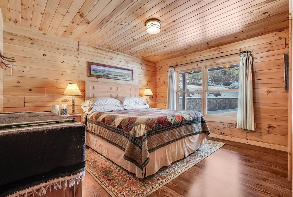 Straight From The Heart 3 Bedroom Cabin by RedAwning view 3