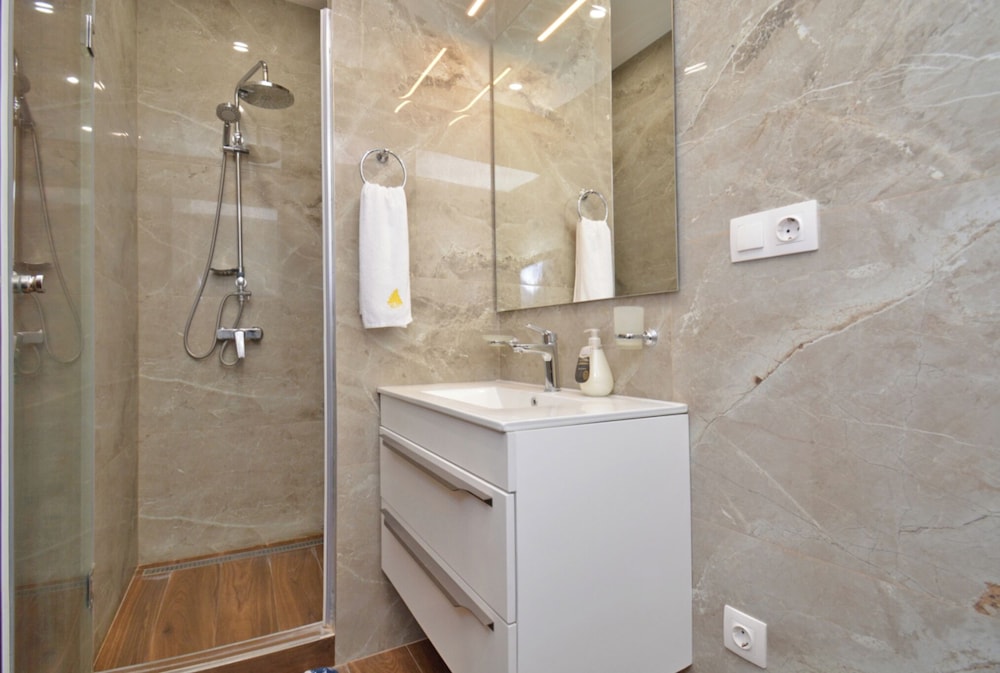 Apartment by Luxe Group VA277