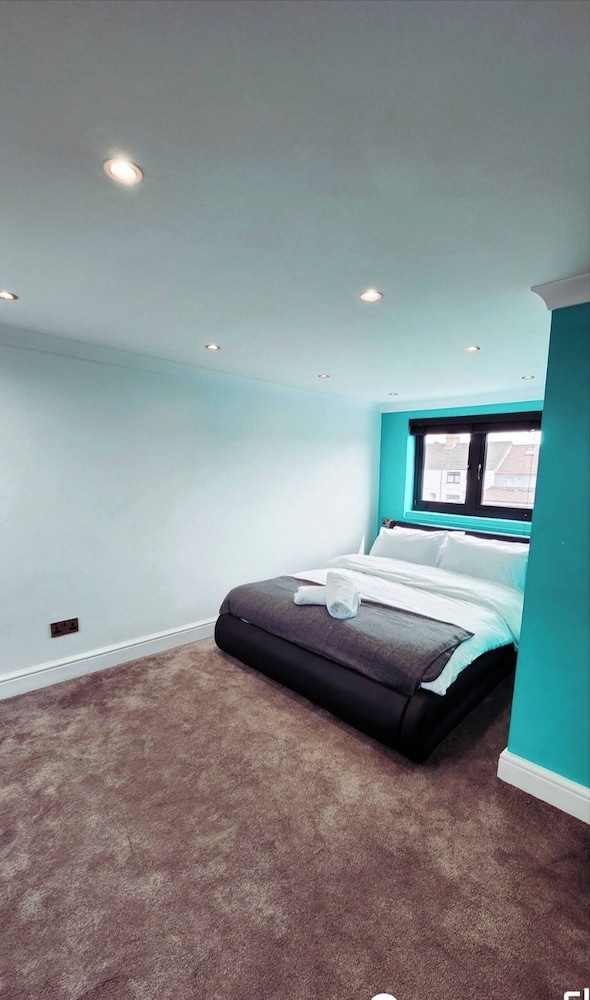 Elegant Family Home, 2x Jacuzzi Corner Bath